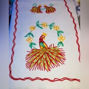 Stunning Vintage Chenille Peacock design
bedspread w/ MATCHING RUG!
Like new
